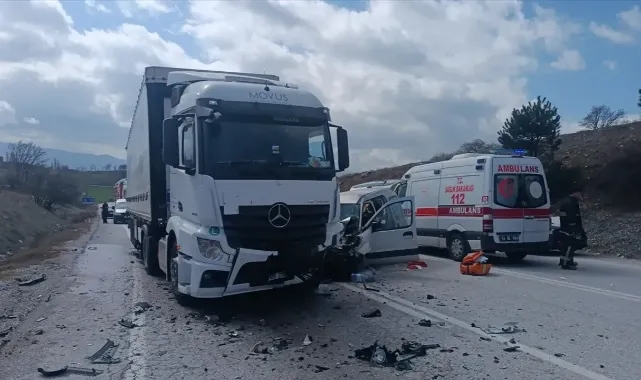 Tır İle Hafif Ticari Araç Çarpıştı:1 Ölü,3 Yaralı