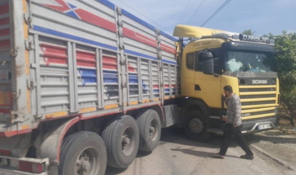 Tır İle Kamyonet Çarpıştı:2 Yaralı