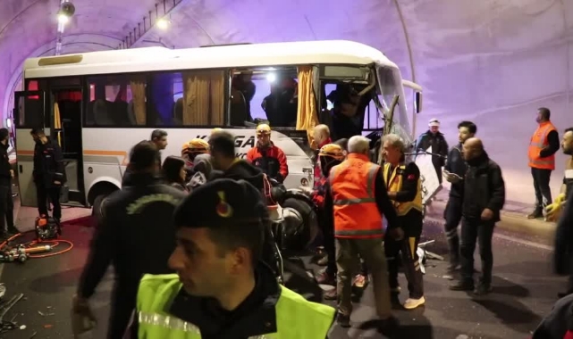 Tır İle Minibüs Çarpıştı:3 Yaralı