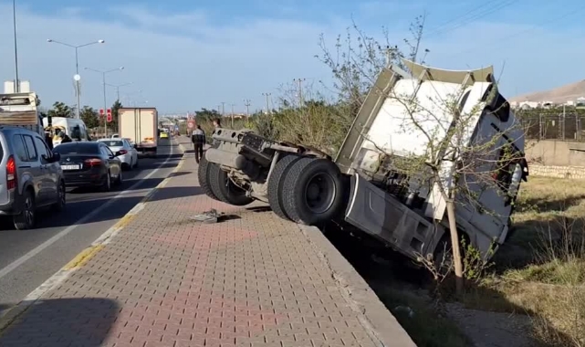 Tır İle Servis Minibüsü Çarpıştı:2 Yaralı