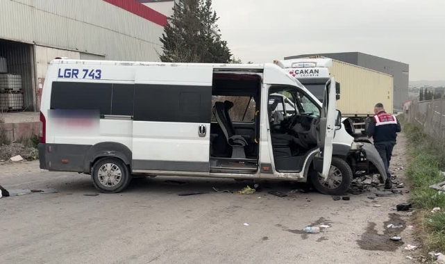 Tır İle Servis Minibüsü Çarpıştı:8 Yaralı