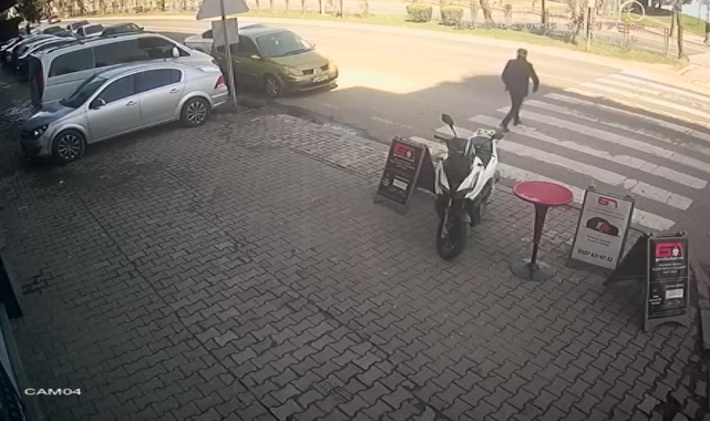 Yolun Karşısına Geçen Yaşlı Adama Otomobil Çarptı