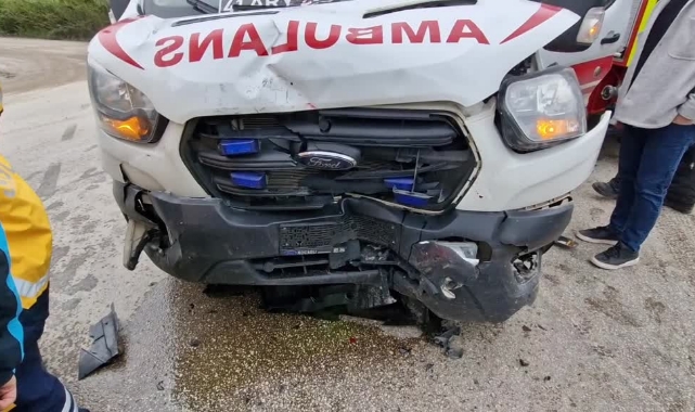 Ambulans İle Otomobil Çarpıştı:2 Yaralı