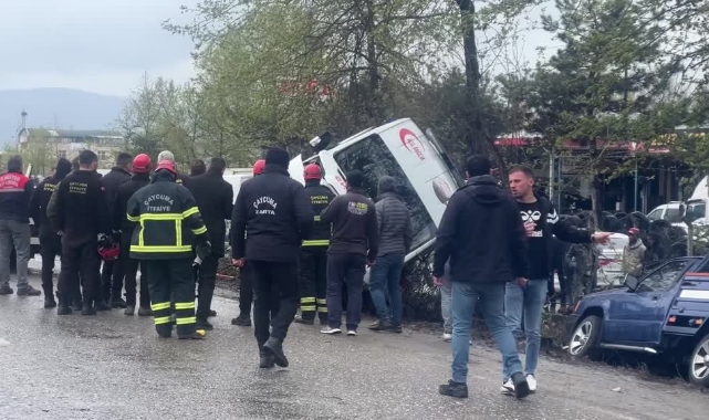 Ambulans Otomobille Çarpıştı:2 Yaralı