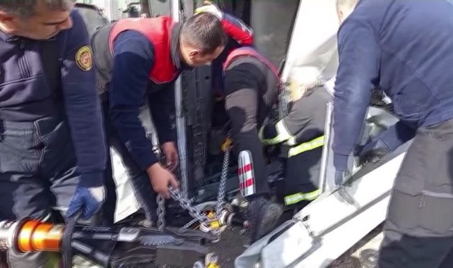 Bariyerlere Çarpıp Devrildi, Sürücü Öldü