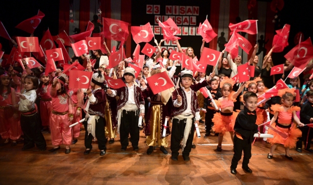 Çukurova’nın Minikleri 23 Nisan’ı Coşkuyla Kutladı