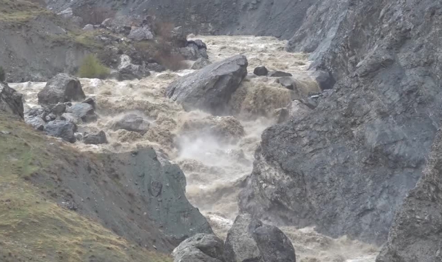 Hakkari'de Şiddetli Rüzgar ve Sel Hayatı Felç Etti