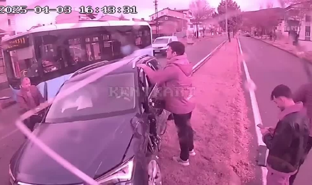 Halk Otobüsü İle Otomobil Çarpıştı:3 Yaralı