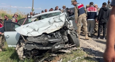 İki Otomobil Çarpıştı:3 Ölü,2 Yaralı