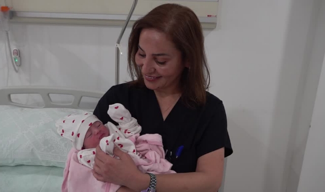 Nuray Ebe, 29 Yıldır Annelerin Kucağına "Mutluluk" Bırakıyor