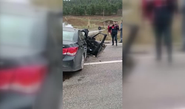 Otomobil İle Hafif Ticari Araç Çarpıştı:2 Ölü,2 Yaralı