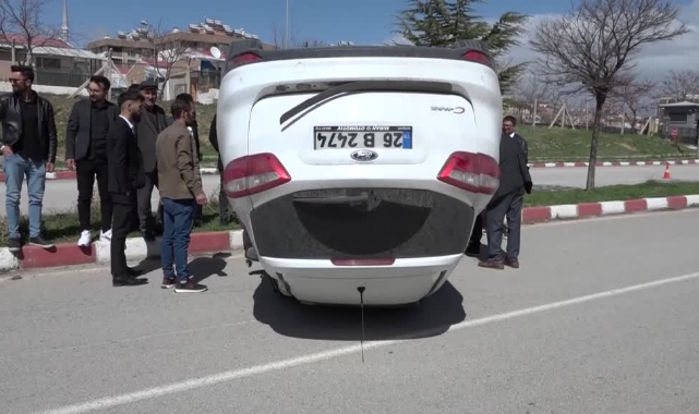 Otomobil İle Hafif Ticari Araç Çarpıştı:5 Yaralı