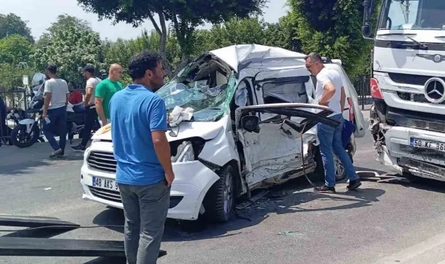 Otomobil İle Tır Çarpıştı:1 Ölü,2 Yaralı