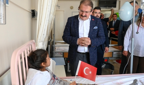 Özkan, Hastanede Tedavi Gören Çocukları Ziyaret Etti