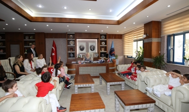 Özkan, Koltuğunu Çocuklara Bıraktı