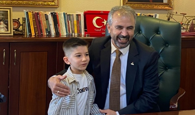 Şarkılarıyla Dikkat Çekmişti, Hediye Verildi