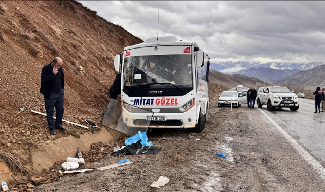 Servis Midibüsü Yamaca Çarptı:1 Ölü,16 Yaralı