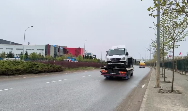 Servis Minibüsü Devrildi:2 Yaralı