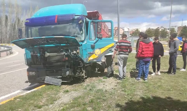 Tır İle Hafif Ticari Araç Çarpıştı:4 Yaralı