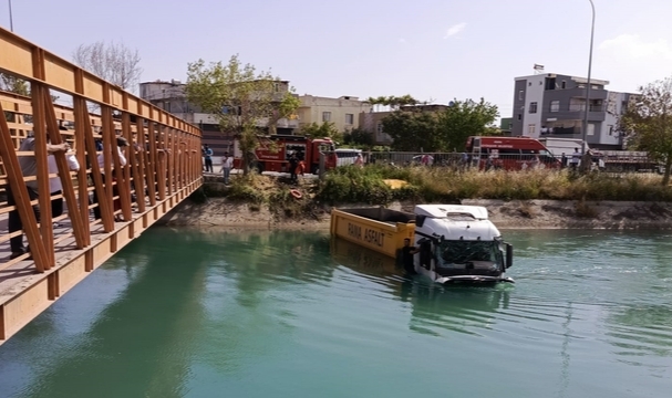 Tır Sulama Kanalına Düştü,Sürücü Yaralandı