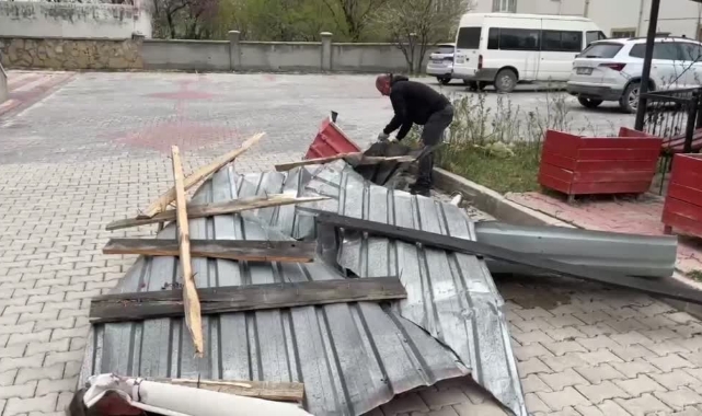 Van'da Şiddetli Rüzgar Hayatı Olumsuz Etkiledi