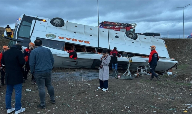 Yolcu Otobüsü Devrildi:2 Ölü,23 Yaralı