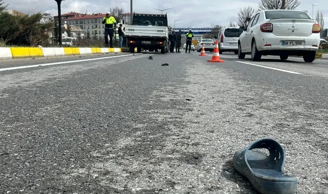 Yolun Karşısına Geçen Kadına Kamyonet Çarptı