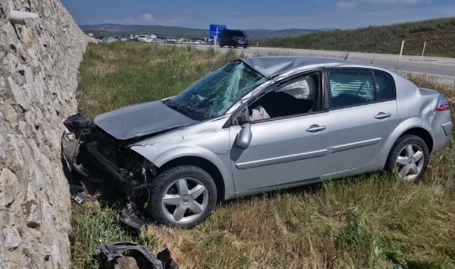 Kontrolden Çıktı,İstinat Duvarına Çarptı