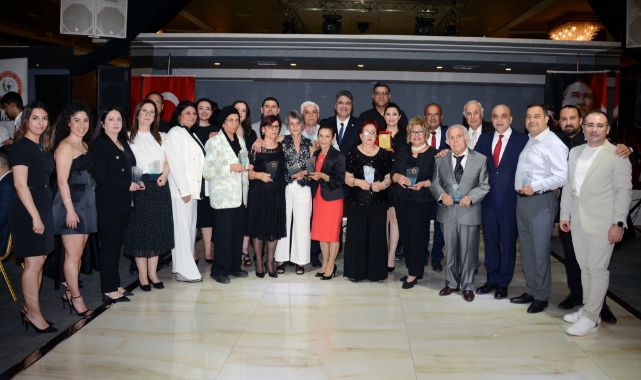 Meslekte 30-50 Yılını Dolduran Eczacılara Plaket