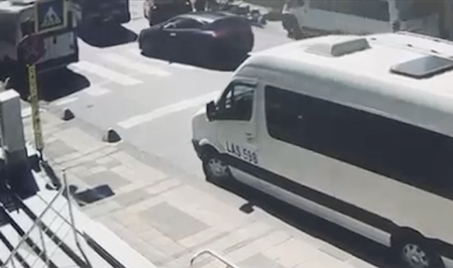 Servis Aracı Çiçekçilerin Arasına Daldı:1 Ölü