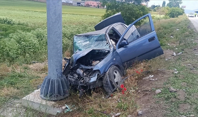 Otomobil Yön Tabelasına ÇArptı:1 Ölü