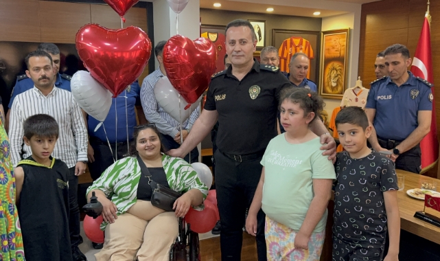 Tekerlekli Sandalyesi Kırılan Kadına Polislerden Yardım Eli