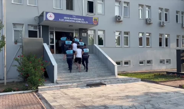 Tur Otobüsünün Önünü Kesip Taşladılar:5 Tutuklama