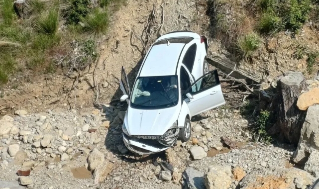 Uçuruma Yuvarlanan Otomobilden Yaralı Kurtuldular