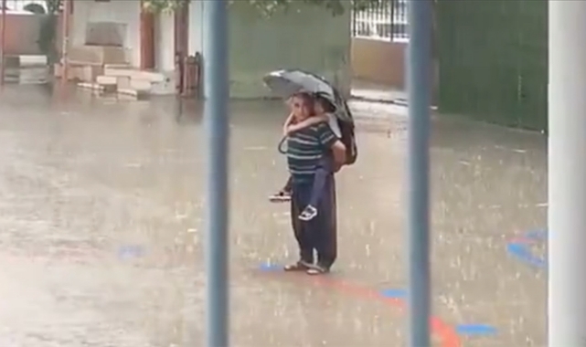 Yürek Isıtan Görüntü! Sırtına Aldığı Torununu...