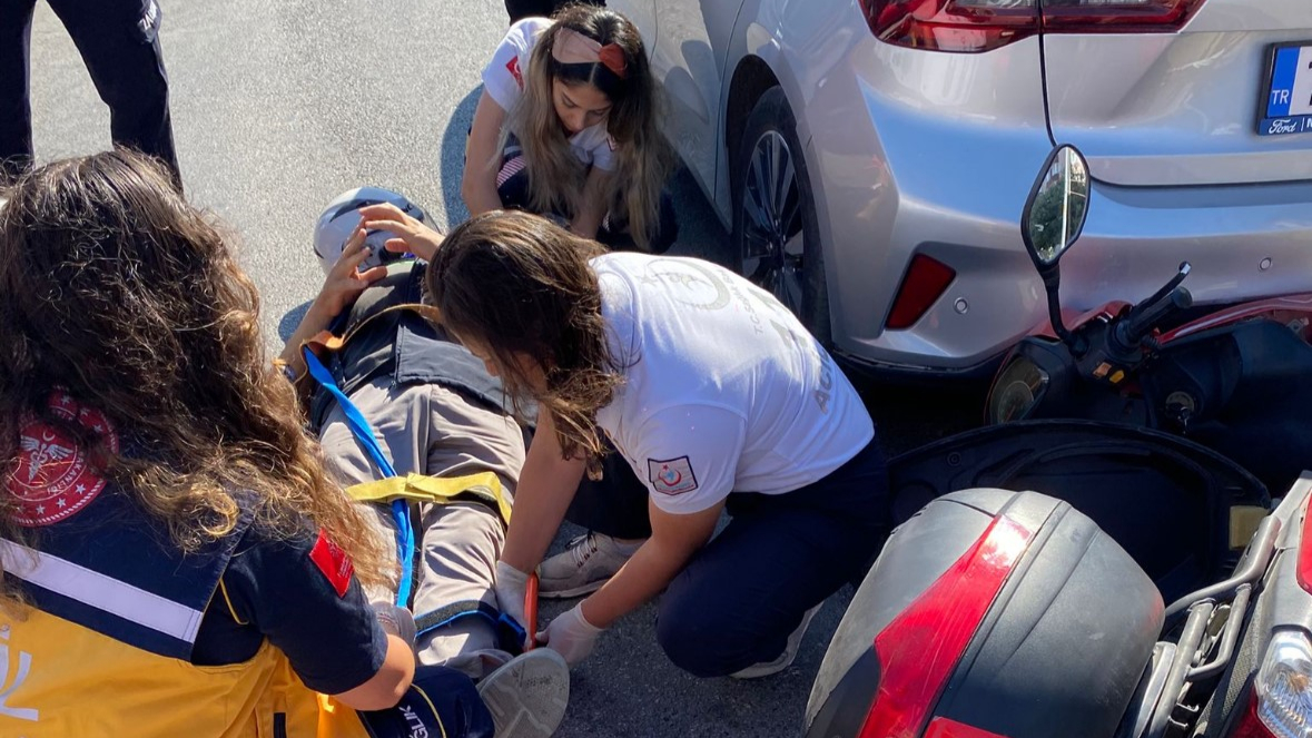 Motosiklet Kırmızı Işıkta Bekleyen Araca Çarptı