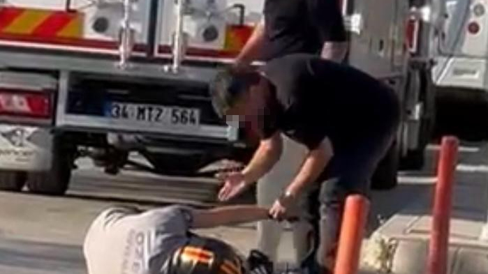 Yumrukların Havada Uçuştuğu Kavgada Motosikletli Yerde Tekmelendi