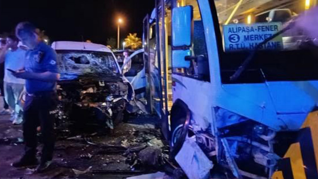Ticari Araç Minibüs Çarpıştı:10 Yaralı