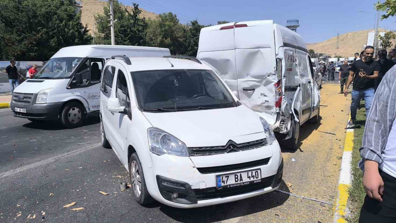 Freni Patlayan Tır Işıkta Bekleyen Araçlara Çarptı
