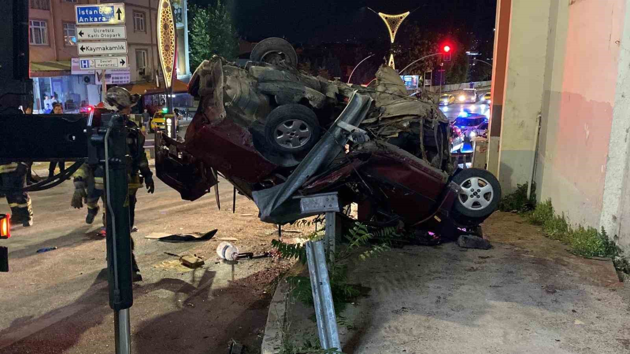 Çarptığı Bariyerde Asılı Kaldı: 2 Ölü