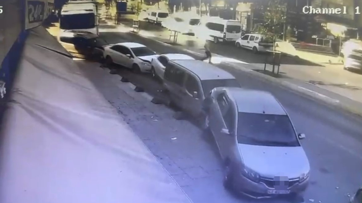 Yokuş Aşağı Kayan Tır 5 Araca Çarptı