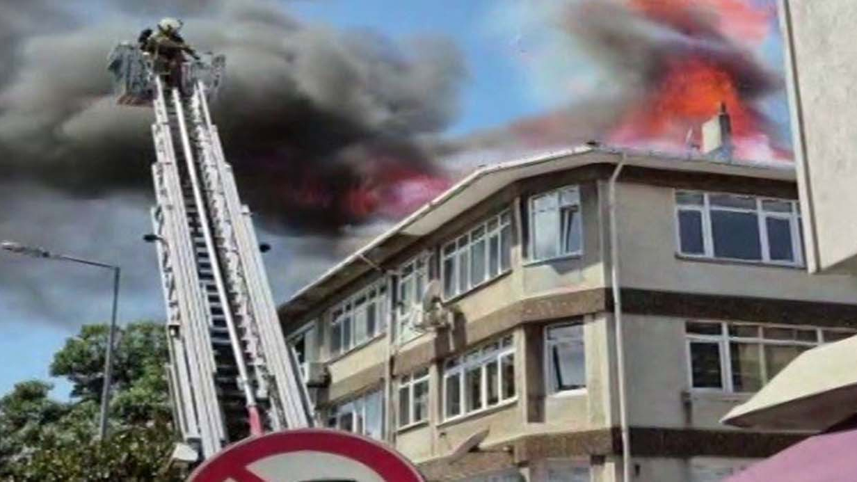 3 Katlı Binanın Çatısında Yangın Çıktı