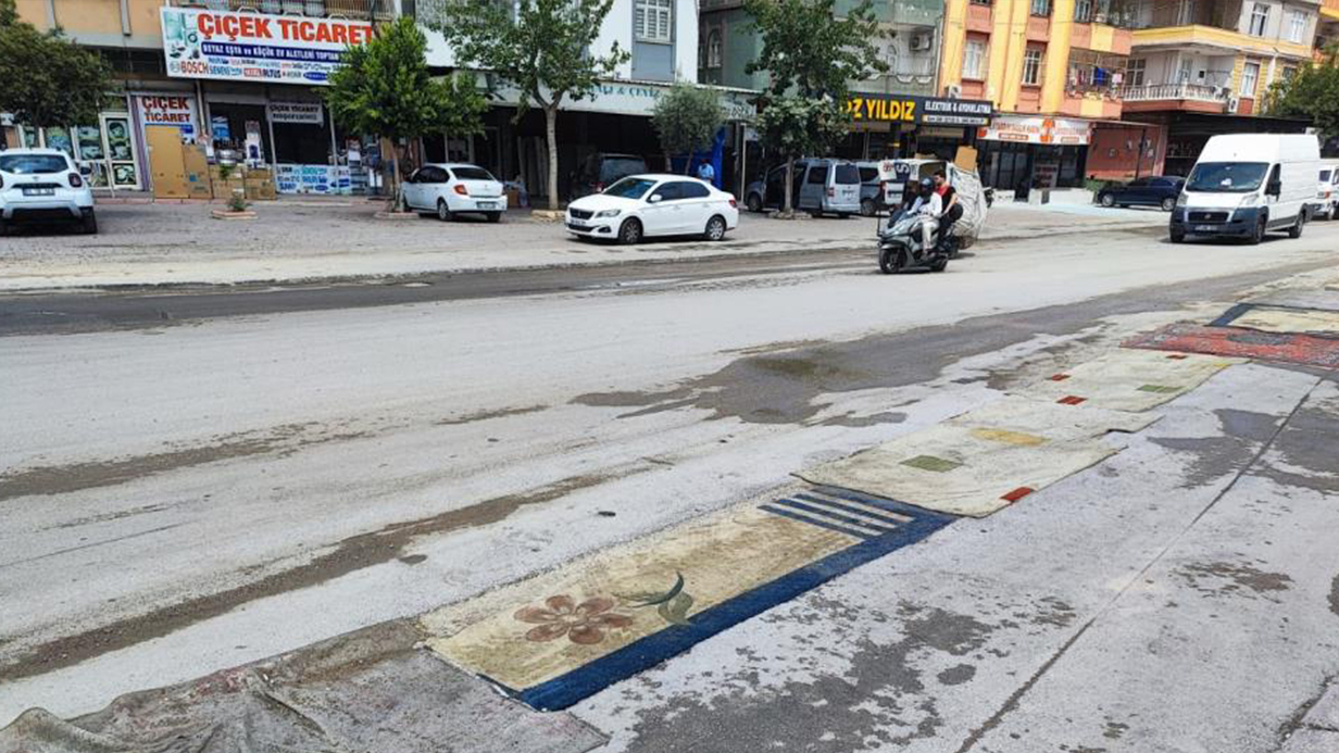 Esnaftan İlginç Çözüm:Yola Halı Serdiler