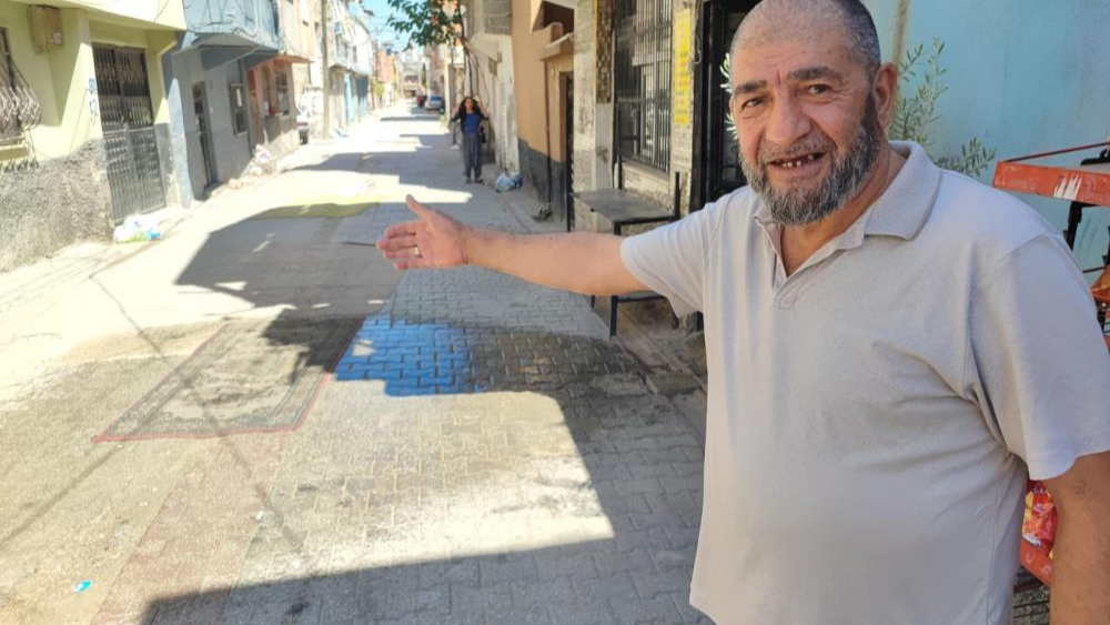 Vatandaştan Belediyeye ''Yola Halı Serme'' Akımıyla Tepki