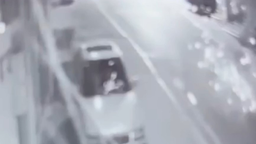 Mahalleyi Ayağa Kaldıran Patlama! Elindekini Atıp Kaçtı