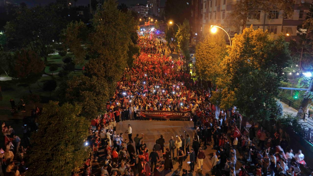 Adana'da Cumhuriyet Coşkusu:Binlerce Vatandaş Bir Arada Kutladı
