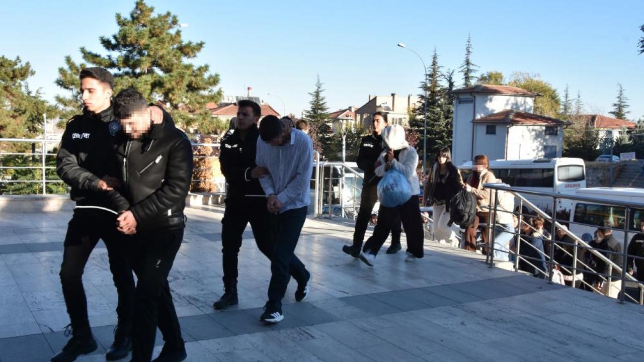 Okumak İçin Gitmişti, Çete Lideri Oldu