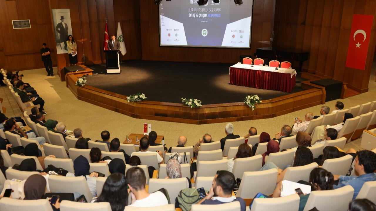 ÇÜ'de “Uluslararası Hukuk Bağlamında Savaş ve Çatışma” Konferansı Düzenlendi