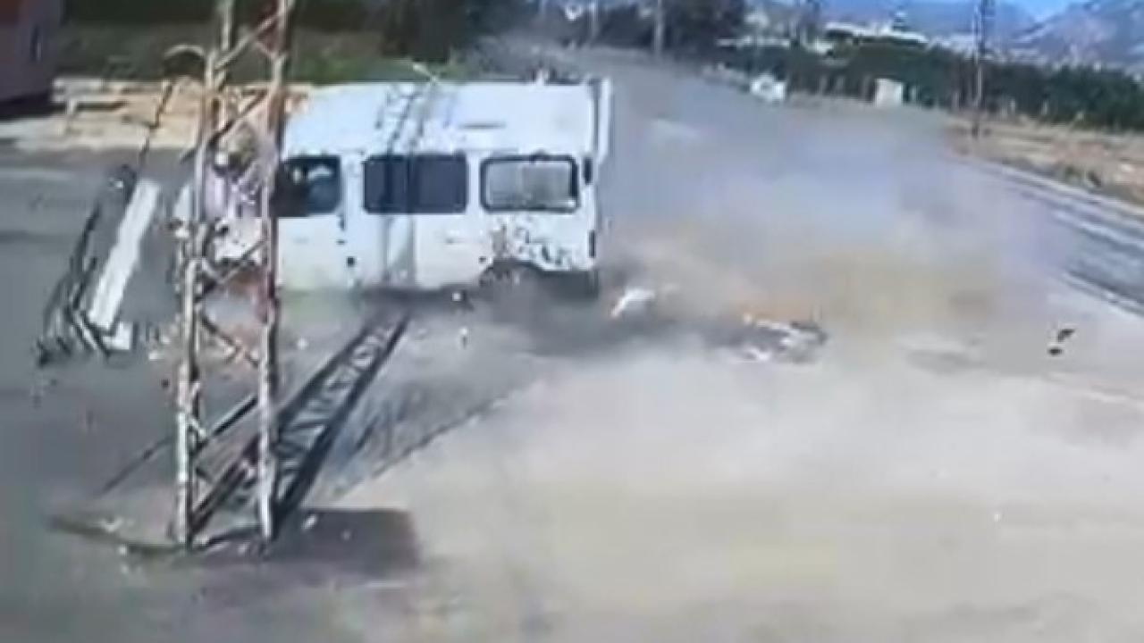Kontrolden Çıktı, Devrildi:Sürücü Ağır Yaralı