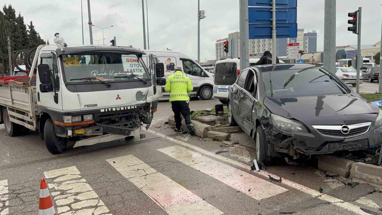 Kavşakta Feci Kaza:3 Yaralı